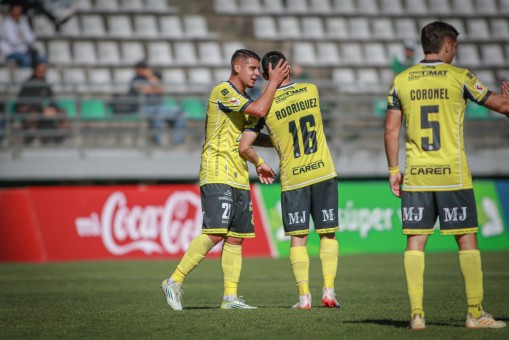 Wanderers igualó y se mantiene en la cima 