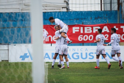 Deportes Melipilla gana y sigue en la lucha por el título